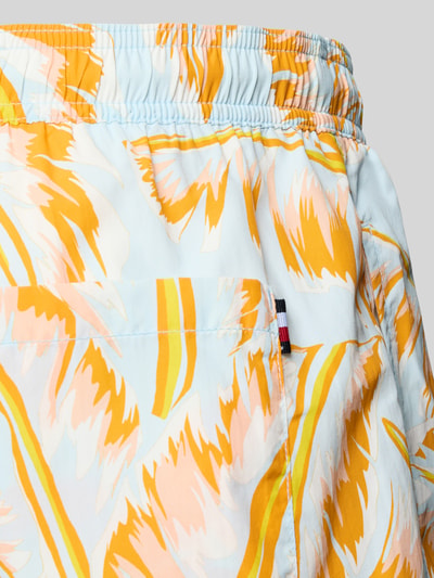 Produktfoto, Regular Fit Badehose mit Logo-Stitching von Tommy Hilfiger, Optik:Allover-Muster, elastischer Bundabschluss mit Tunnelzug, Eingrifftaschen, Gesäßtasche, glatte Textur in Orange, Gelb und Hellblau