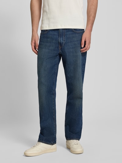 Männermodel trägt blaue Wide & Loose-Fit Jeans aus Baumwoll-Denim Modell '568™' von Levi's®, Herren Jeans-Look, Ganzkörperansicht von vorne.