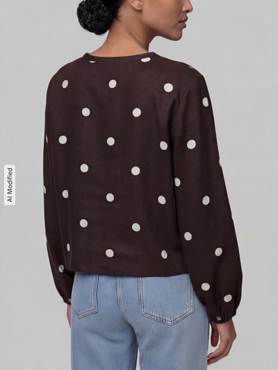 Frauenmodel trägt Regular Fit Bluse mit Zierschleifen von Jake*s Casual in Braun mit weißen Punkten, Leinen-Viskose-Mix, Rückenansicht.