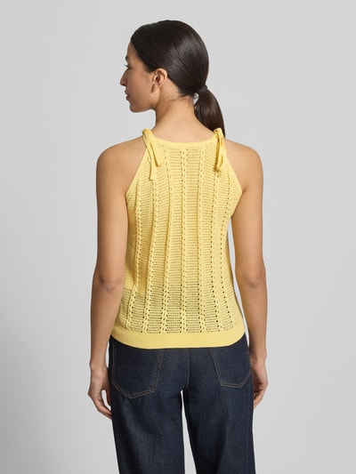 Frauenmodel trägt Relaxed Fit Trägertop aus Baumwoll-Mix Modell 'LUX LIGHT' von Vero Moda in Gelb mit Lochstrickmuster, Optik: Unifarben, Rundhals, Bindebänder, Rumpfabschluss: Gerippt, Materialverarbeitung: Strick, Ganzkörperansicht Rückansicht.
