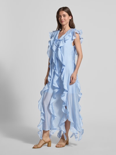 Vrouwenmodel draagt lichtblauwe A-lijn Midikleid uit Lyocell-mix met volantdetails, model 'MOLLY' van Copenhagen Muse, voorkant volledig zicht.