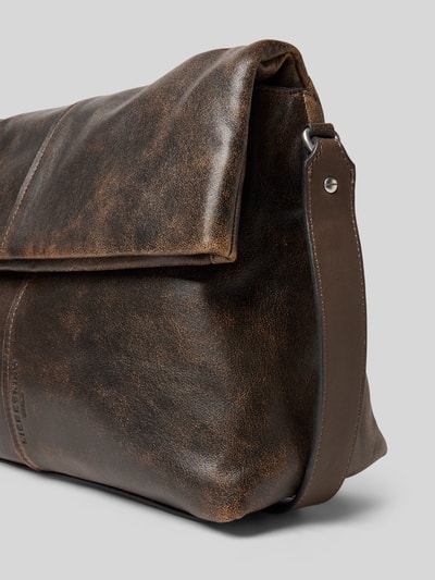Produktfoto, Crossbody Bad aus echtem Leder Modell 'Fiona' von LIEBESKIND BERLIN, brązowa skóra, faktura ziarnista, klapa z magnetycznym zapięciem, logo wytłoczone, regulowany pasek o długości 85 cm, wymiary 36x25x16 cm