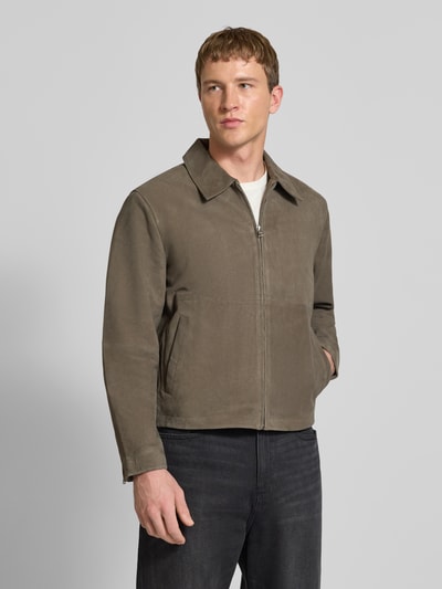 Männermodel trägt Lederjacke mit Reißverschluss und Eingrifftaschen von Jack & Jones Premium aus Wildleder, Umlegekragen, Regular-Fit, Ganzkörperansicht von vorne