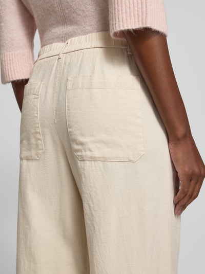 Vrouwenmodel draagt culotte met steekzakken model 'Meeri breath' van OPUS, mix van katoen en linnen, wide leg fit, detailopname achterkant.