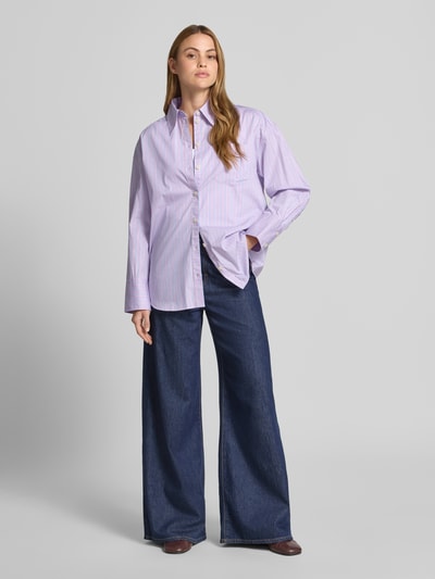 Frauenmodel trägt Oversized Hemdbluse aus reiner Baumwolle Modell 'HOTEL AMOUR' von Selected Femme, Optik:Allover-Muster, Ganzkörperansicht von vorne