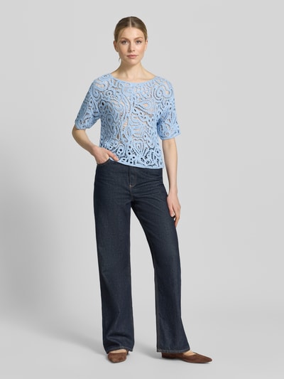 Kobiece modelka nosi Strickshirts aus Häkelspitze Modell 'Cornelly' od monari, niebieska wiskoza, krój regular fit, całkowity widok z przodu.