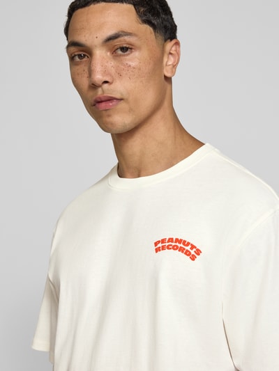 Männermodel trägt weißes Oversized T-Shirt aus reiner Baumwolle Modell 'PEANUTS' von ONLY, Heren T-Shirt von ONLY & SONS, Nahaufnahme Oberkörper.
