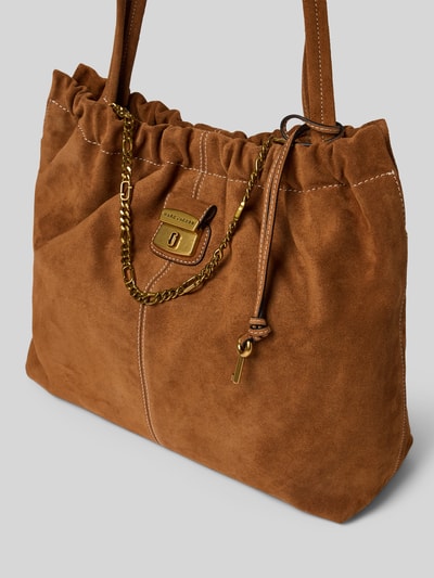 Produktfoto, Tote Bag aus echte Rindsvelours von Marc Jacobs in Braun mit Hauptfach, Magnetverschluss, schmalen Trageriemen, Logo-Detail, Raffungen, Größe 37 cm Breite, 31 cm Länge, 13 cm Tiefe, samtige Textur, goldene Metall-Details.