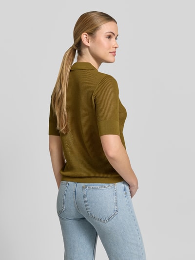 Frauenmodel trägt Lochstrick-Poloshirt - curated by Mary Braun von Style Icon Collection in Braun, Strick-Optik, Slim-Fit, semitransparent, Polokragen, kurzärmelig, Rückenlänge 57 cm, Ärmellänge 27 cm, Ganzkörperansicht Rückansicht.