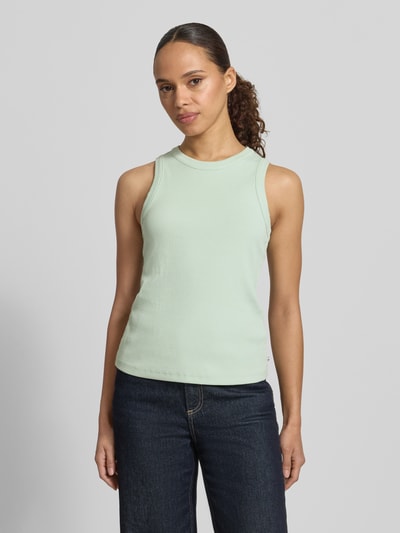 Frauenmodel trägt Slim Fit Top in Rippstrickoptik von Tom Tailor Denim in Optik: Unifarben, Rundhals-Ausschnitt, Baumwoll-Mix, Ganzkörperansicht von vorne.