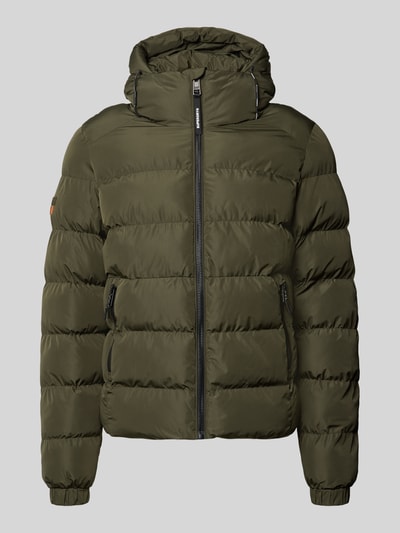 Produktfoto, Steppjacke mit Label-Stitching und Kapuze von Superdry in Olivgrün mit Reißverschluss und elastischen Ärmeln, glatte Struktur