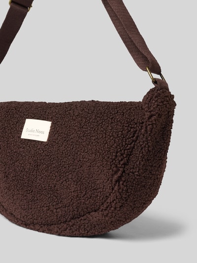 Produktfoto, Bauchtasche aus Teddyfell von Studio Noos, futerko brązowe, Główna przegroda z zamkiem błyskawicznym, regulowany pasek na ramię, Przegródka wewnętrzna, Szerokość w rozmiarze 1: 39 cm, Długość w rozmiarze 1: 22 cm, Głębokość w rozmiarze 1: 8 cm, długość paska na ramię w rozmiarze 1: 72 cm