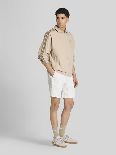 adidas Originals Szorty dresowe o kroju regular fit z aplikacją z logo Złamany biały 1