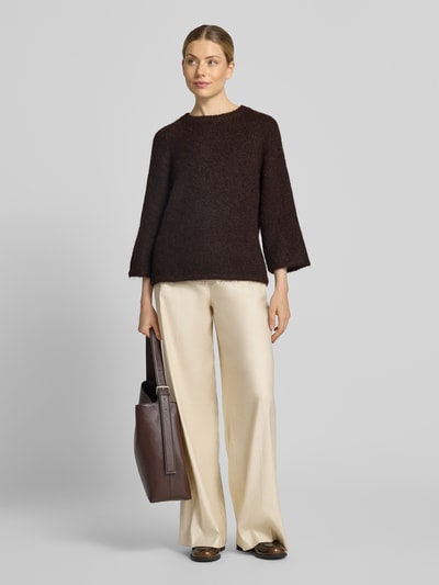 Vrouwenmodel draagt gebreide pullover met Raglanmouwen van FREE/QUENT, materiaalmix met wol, recht model, ronde hals, ruglengte maat S 54 cm, mouwlengte maat S 50 cm, donkere kleur, zachte textuur, Ganzkörperansicht van voren.