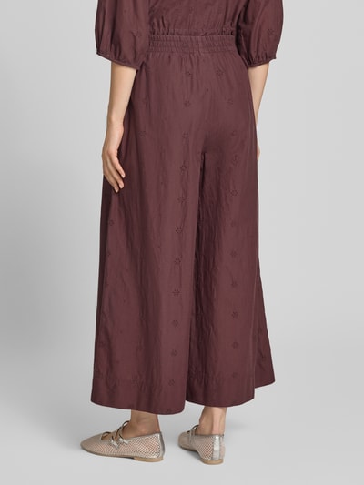 Frauenmodel trägt Regular Fit Culotte mit Stickereien von Marc O'Polo DENIM in Braun mit feiner Struktur, Ganzkörperansicht Rückansicht.