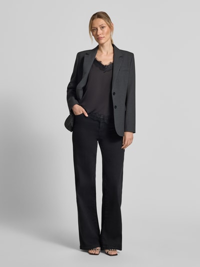 Frauenmodel trägt Blazer mit Viskose-Anteil Modell 'Bergen' von MANGO in Dunkelgrau, taillierte Passform, Ganzkörperansicht von vorne.