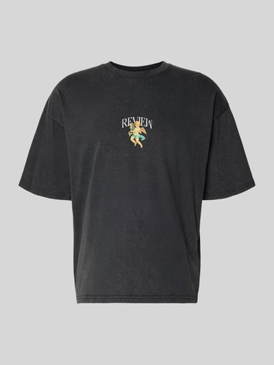 Produktfoto, schwarzes T-Shirt mit überschnittenen Schultern von REVIEW aus reiner Baumwolle, Rundhalsausschnitt, lockerer Schnitt, Label-Print auf der Vorderseite.