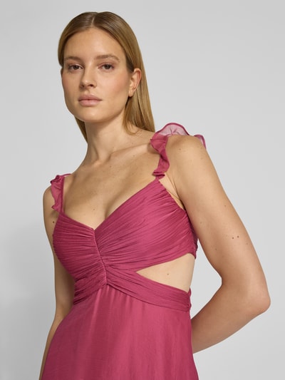 Modelka kobieca ma na sobie 'Abendkleid mit Cut Outs und Rüschen' od Jake*s Cocktail, amarant, marszczenia, wycięcia, ramiączka z falbankami, szerokość w rozmiarze 36: 31 cm, długość pleców: 136 cm, zdjęcie: zbliżenie na górną część ciała