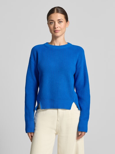 Frauenmodel trägt Slim Fit Pullover aus reiner Baumwolle von Jake*s, leuchtend blau, gestrickte Struktur, Damen Pullover von Jake*s Casual, Nahaufnahme Oberkörper