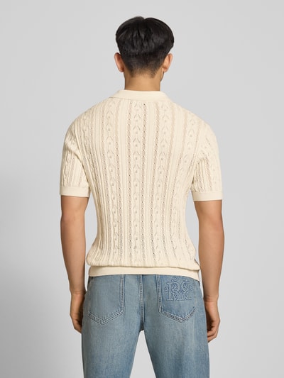 Männermodel trägt Slim Fit Strick-Poloshirt mit Label-Stitching von REVIEW, Zopfmuster, Reine Baumwolle, Rückenlänge 69 cm, Ganzkörperansicht Rückansicht.