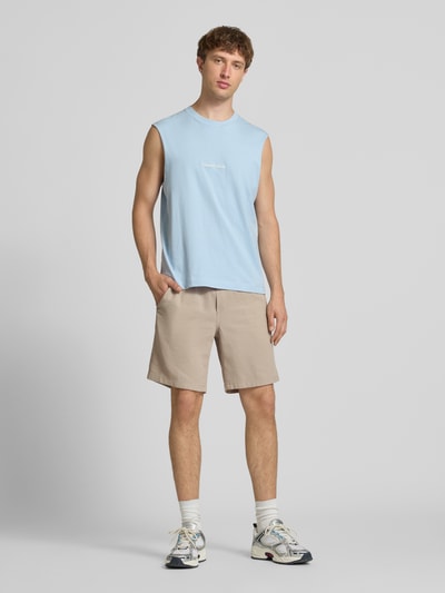 Męski model nosi Shorts mit Strukturmuster Modell 'JAIDEN' od Jack & Jones, beżowa bawełna, krój regular fit, elastyczny pas, sznurek, Szerokość w rozmiarze M: 43 cm, Długość wewnętrzna nogawki w rozmiarze M: 23 cm, widok całej sylwetki z przodu