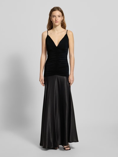Frauenmodel trägt Slim Fit Abendkleid mit Raffungen Modell 'Lavanda' von Bardot in Schwarz, V-Ausschnitt, Spaghettiträger, Ganzkörperansicht von vorne.