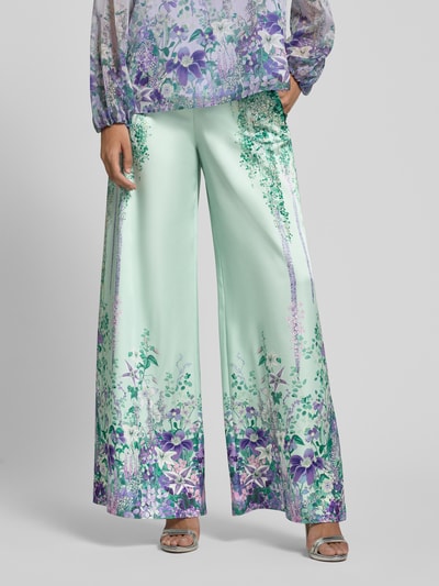 Frauenmodel trägt Hose aus Satin mit weitem Bein von Marc Cain im Allover-Look, seitlicher Reißverschluss, zarte Farben, Nahaufnahme Oberkörper