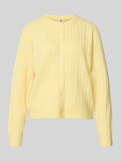 Produktfoto, hellgelbe Regular Fit Strickjacke mit Woll-Anteil Modell 'SILLY' von PIECES, Zopfmuster, weiche Textur, Damen Strickjacke