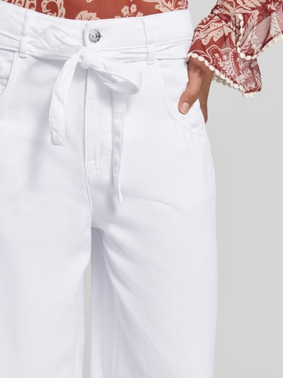 Vrouwenmodel draagt Culotte im 5-Pocket-Design mit Bindegürtel van Oui, lyocellmix, loose fit, knoop- en ritssluiting, detailopname taille