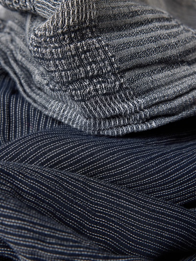 Produktfoto, Schal aus reiner Baumwolle mit Label-Detail von camel active, rechteckig, Karo-Muster, Blau- und Grautöne, feine Struktur