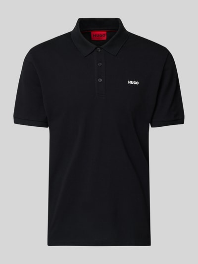 Produktfoto, Regular Fit Poloshirt aus reiner Baumwolle Modell 'DONOS222' von HUGO in Schwarz, Optik: Unifarben, Materialverarbeitung: Piqué, Label-Print auf Brust, Polokragen, einreihige Knopfleiste, Kurzarm mit geripptem Ärmelabschluss.