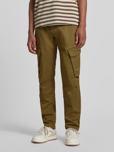Männermodel trägt Straight Fit Cargohose aus Baumwoll-Mix von MCNEAL in Olivgrün, Eingriff- und Gesäßtaschen, Ganzkörperansicht von vorne.