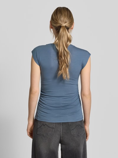 Frauenmodel trägt Slim Fit T-Shirt aus Lyocell-Mix Modell 'AVASARAH' von Vero Moda, Optik: Unifarben, Passform: Slim-Fit, seitliche Raffungen, Rundhals, Ärmelform: Kurzarm, Damen T-Shirt, Ganzkörperansicht Rückansicht.