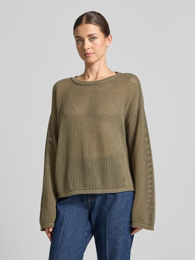 Frauenmodel trägt Loose Fit Pullover aus reiner Baumwolle Modell 'C_FARDE' von BOSS Orange in Olivgrün, grobmaschige Struktur, Ganzkörperansicht von vorne. Damen Pullover von BOSS Orange.