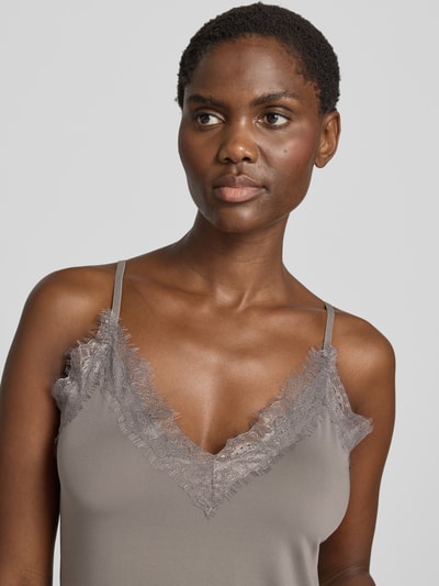 Frauenmodel trägt Trägertop mit Spitzenbesatz von Jake*s Collection in Taupe, feiner Material-Mix mit Stretch, Nahaufnahme Oberkörper.