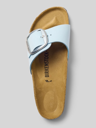 Produktfoto, Sandalette aus Nubukleder Modell 'MADRID BIG BUCKLE' von Birkenstock, zakładana przez głowę, sprzączka z logo, wysokość obcasa 2 cm, wysokość cholewki 1 cm, szerokość w rozmiarze 40: 7 cm, kolor jasnoniebieski, teksturowana skóra, kształt sandałów