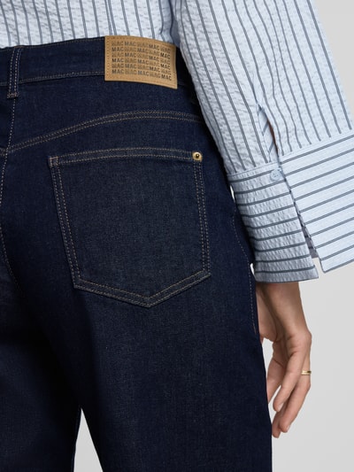 Vrouwenmodel draagt donkerblauwe Barrel Jeans uit mix van katoen en modal, duidelijke structuuroppervlak, model 'Bobbie' van MAC, Dames Barrel Jeans van MAC, detailopname rug.