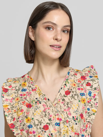 Modelka nosi sukienkę midi w kopertowym stylu LOLLYS LAUNDRY model 'Samo' z bawełny, wzór na całej powierzchni, zbliżenie na górę.