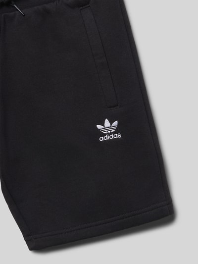 Produktfoto, schwarze Sweatshorts aus Baumwoll-Mix mit Label-Stitching, gerader Schnitt, Eingrifftaschen, adidas Originals