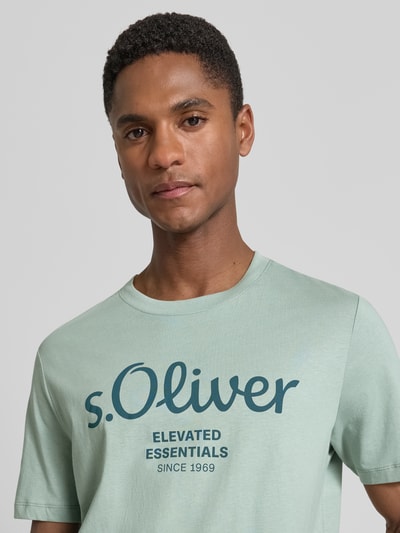 Männermodel trägt Regular Fit T-Shirt aus reiner Baumwolle von s.Oliver RED LABEL, Optik: Unifarben, Label-Print, Nahaufnahme Oberkörper.
