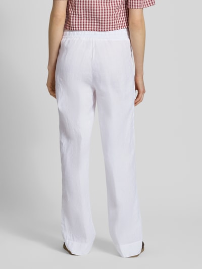 Frauenmodel trägt Regular Fit Weite Hose aus reinem Leinen Modell 'FARINA' von Brax, Optik: Unifarben, Ganzkörperansicht Rückansicht.