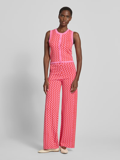 Frauenmodel trägt Strickweste aus Viskose-Mix Modell 'GABLESI' von SUNCOO PARIS, körpernahe Passform, Ärmelloses-Design, Rundhalsausschnitt, Knopfleiste, Damen, Ganzkörperansicht von vorne.