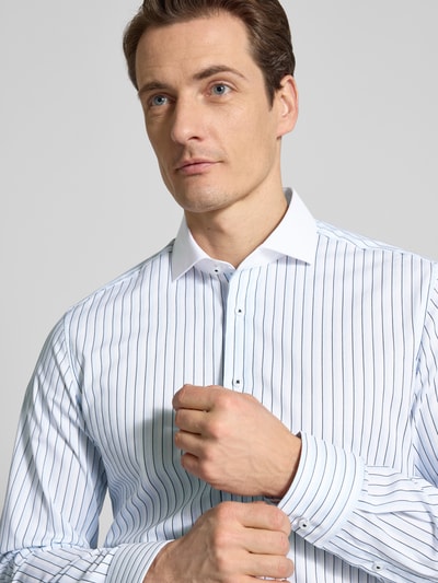 Männermodel trägt Slim Fit Business-Hemd mit Kentkragen von ETERNA aus puur katoen, wit met blauwe strepen, knoopsluiting, met lange mouwen, sportmanchet, Nahaufnahme Oberkörper