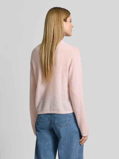 Frauenmodel trägt Strickpullover mit Woll-Anteil Modell 'Mape' von MOS MOSH in zartem Rosa, Gerader-Schnitt, Rückenansicht, Material-Mix, Label-Detail, Rückenlänge bei Größe S 60 cm, Ärmellänge 56 cm. Ganzkörperansicht Rückansicht