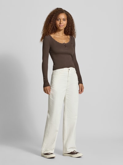 Vrouwenmodel draagt shirt met lange mouwen in riblook met kant, slim fit, mix van katoen en elastaan, model 'MAYA' van NOISY MAY®, knoopsluiting, ruglengte maat S 51 cm, voorkant geheel lichaam
