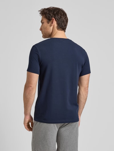 Männermodel trägt T-Shirt mit Logo und Rundhalsausschnitt von JOOP! Collection im Regular-Fit, Baumwoll-Elasthan-Mix, Rückansicht, Rückenlänge 69 cm bei Größe M.