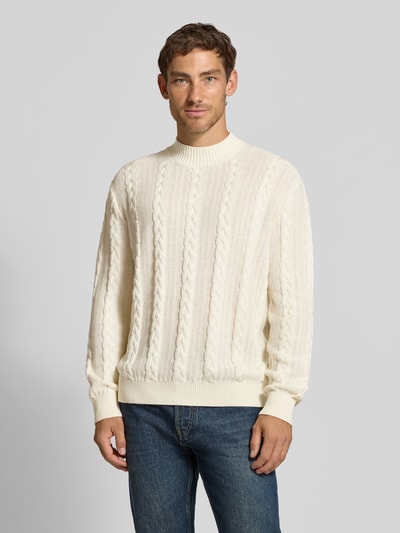 Männermodel trägt Regular Fit pullover met scheerwol van Armani Exchange, katoenmix, tricotlook, ronde hals, elastische boordjes, Ruglengte maat M 67 cm, Mouwlengte maat M 65 cm, Heren pullover, wit, Ganzkörperansicht van voren