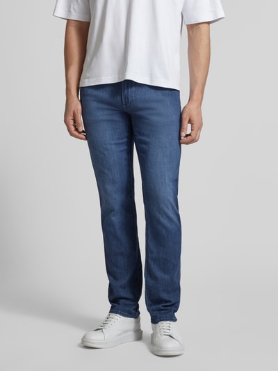 Mannenmodel draagt Slim Fit Jeans met zijde-aandeel model 'Chuck' van Brax, 5-pocket, blauwe katoenmix, vooraanzicht hele lichaam.