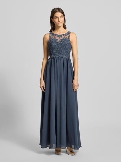 Frauenmodel trägt Regular Fit Abendkleid mit floralem Spitzenbesatz von Laona in Blau, semitransparenter Look, Ziersteinbesatz, ärmellos, mit Rundhalsausschnitt, blickdichtem Unterrock; Ganzkörperansicht von vorne.