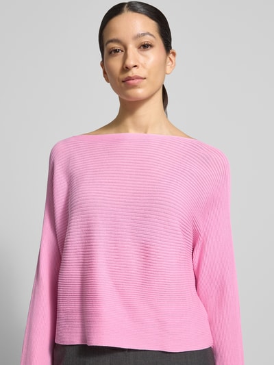Modelka nosi Oversized Strickpullover aus Baumwoll-Mix Modell 'SCAMBIO' od MAX&Co., różowy kolor, krótki krój, U-boot dekolt, długie rękawy, efekt skóry, tekstura prążkowana, z bawełnianą mieszanką, widok z przodu, zdjęcie górnej części ciała
